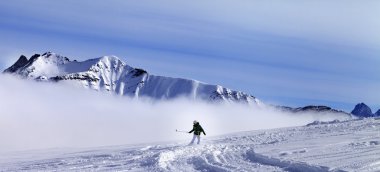 N ile devreden yamacında snowboard yokuş aşağı panoramik görünüm