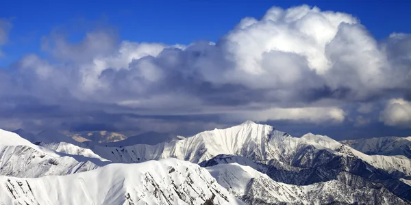 Panoramic view on snowy ridges in sun winter day — kuvapankkivalokuva