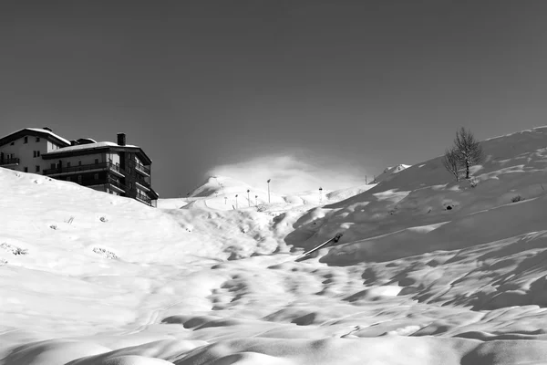 滑雪坡和酒店在冬季山区黑白视图 — 图库照片