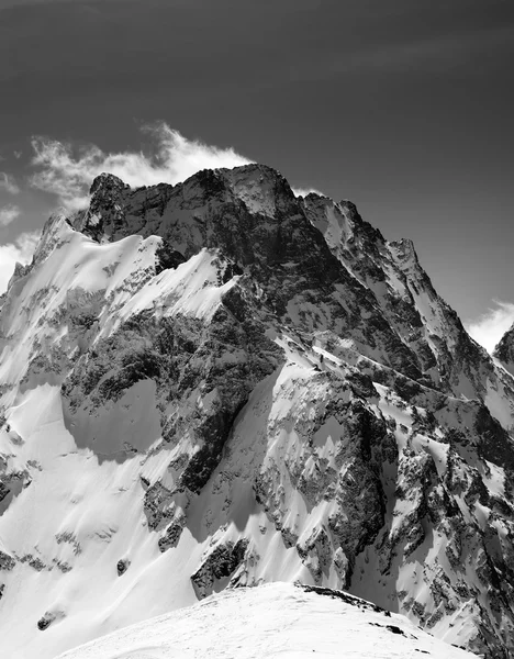 Blanco y negro en la montaña de la nieve de invierno —  Fotos de Stock