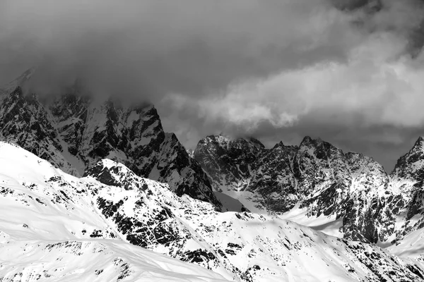 Rocas de blanco y negro cubierto de nieve en las nubes en día de sol — Foto de Stock