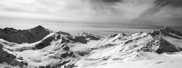 Siyah ve beyaz panorama Kafkas Dağları kar kış — Stok fotoğraf