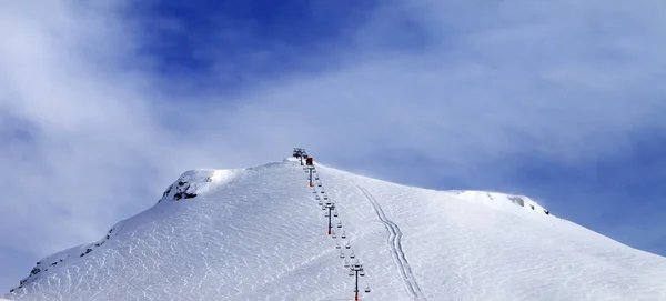 Vista panorâmica sobre a pista de esqui e elevador de cadeira. — Fotografia de Stock