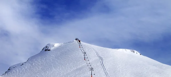 Panoramic view on ski slope and chair-lift. — Stock Photo, Image