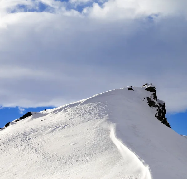 Topo de montanhas com cornija de neve após a queda de neve — Fotografia de Stock