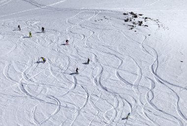 Bakırlı yamaç ile Yeni yağmış kar off üzerinde Snowboarder yokuş aşağı