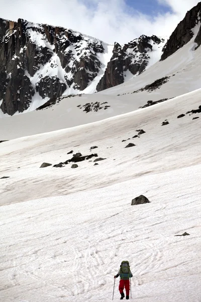 Escursionista in montagna nevosa a bella primavera — Foto Stock