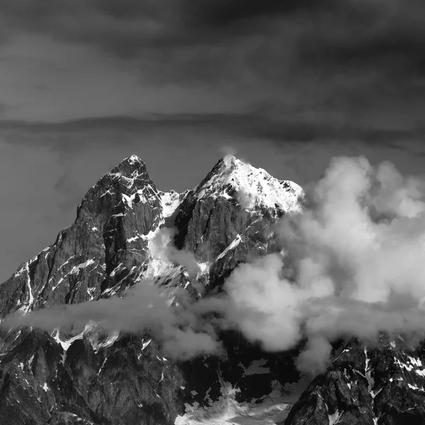Widok czarno-biały na Mt. Ushba w chmurach — Zdjęcie stockowe