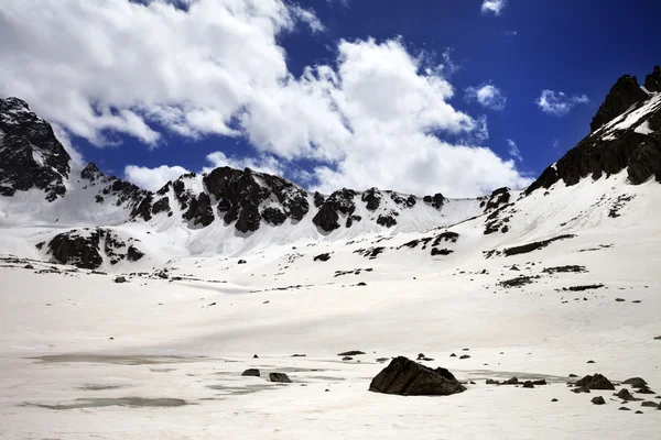 Snötäckta berg på trevlig sön dag — Stockfoto