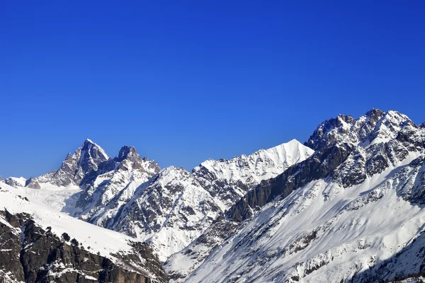 Picos de montaña invierno en día soleado — Foto de Stock