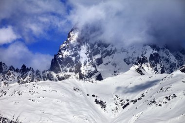 Fırtınadan önceki kış güneşinde sisli Ushba Dağı. Kafkas Dağları. Gürcistan 'ın Svaneti bölgesi.