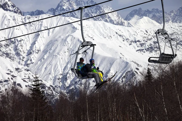 父女俩在阳光明媚的日子搭滑雪车 高加索山脉 格鲁吉亚Svaneti地区Hatsvali — 图库照片