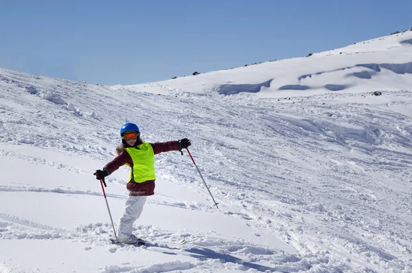 Petit Skieur Sur Piste Ski Avec Nouvelle Neige Tombée Soleil — Photo