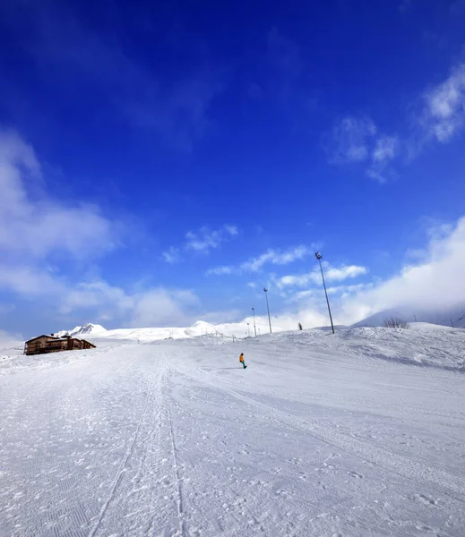 いい天気の日にスキー場のスノーボーダー ジョージア州 グドーリ州 コーカサス山脈 広角ビュー — ストック写真