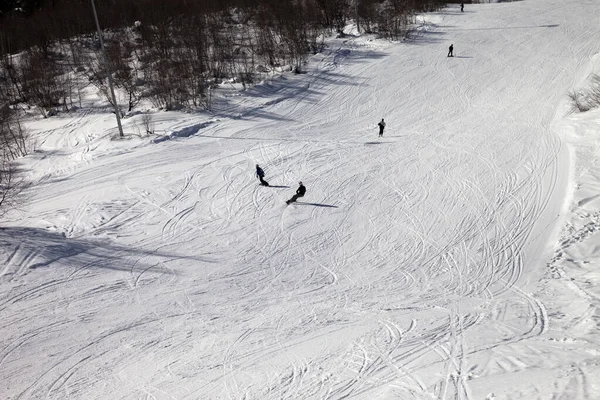 Esquiadores Snowboarders Pista Esquí Sol Día Invierno Montañas Del Cáucaso —  Fotos de Stock