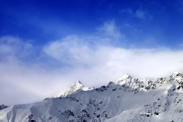 Sneeuw Zonlicht Bergtop Mist Blauwe Lucht Kaukasus Bergen Regio Svaneti — Stockfoto