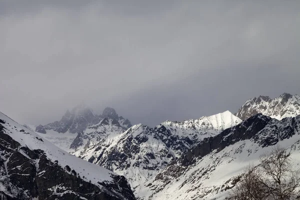 Nieve Montaña Luz Solar Niebla Día Gris Antes Lluvia Montañas —  Fotos de Stock