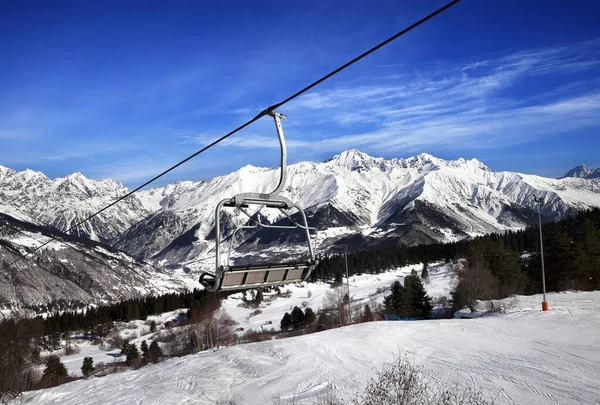 Ski Inclinação Cadeira Lift Montanhas Inverno Neve Sol Dia Ventoso — Fotografia de Stock