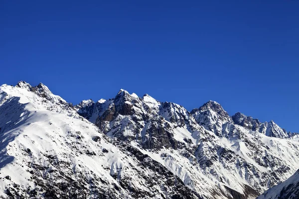 Rocas Nevadas Cielo Azul Claro Frío Día Del Sol Montañas —  Fotos de Stock