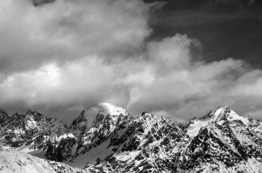 Kar dağlarında siyah beyaz manzara. Kış günü bulutların içinde. Kafkas Dağları. Gürcistan 'ın Svaneti bölgesi.