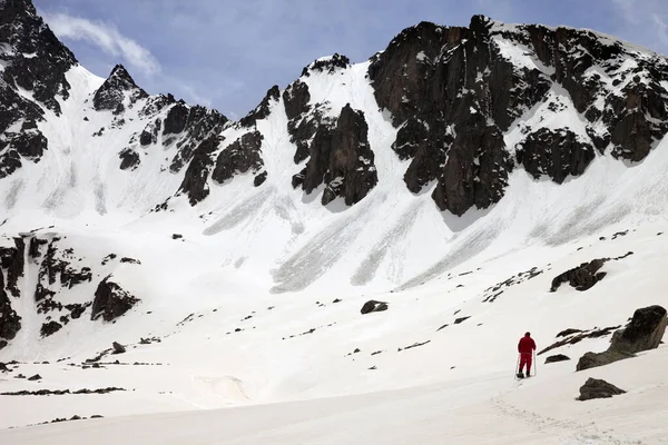 Wandelaar Sneeuw Berg Met Sporen Van Lawines Bij Zonsopgang Turkije — Stockfoto