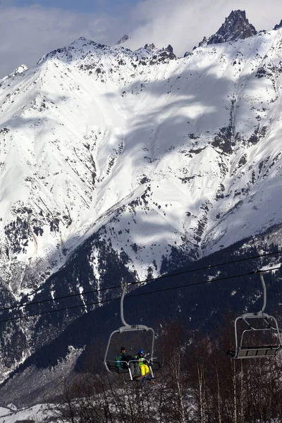 스키를 사람들은 겨울에 태양의 산에서 스키를 탑니다 코카서스 그루지야의스 — 스톡 사진