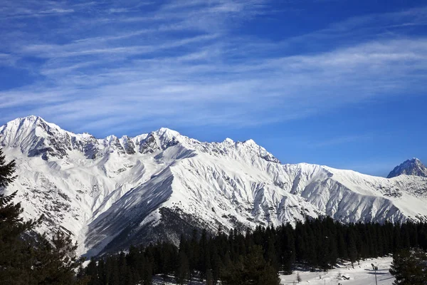 Χειμερινά Βουνά Και Πίστα Σκι Την Ημέρα Του Χειμώνα Θέα — Φωτογραφία Αρχείου