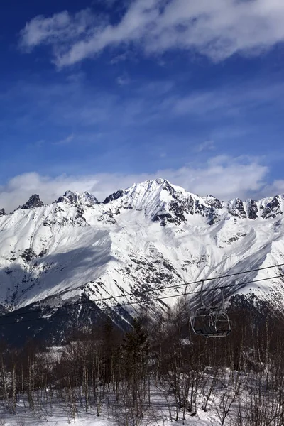 素晴らしい冬の日に雪の山の中でスキーリフト コーカサス山脈 ジョージア州のスヴァネティ地方のハツヴァリ — ストック写真