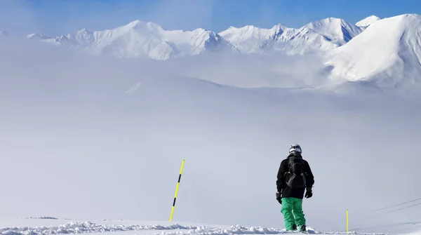 Πανοραμική Θέα Στο Snowboarder Χιονισμένη Πλαγιά Νέο Πεσμένο Χιόνι Καύκασος — Φωτογραφία Αρχείου
