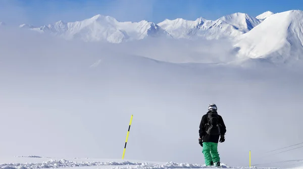 新しい降雪と雪の斜面のスノーボーダーのパノラマビュー コーカサス山脈 ジョージア州 グドーリ地方 — ストック写真