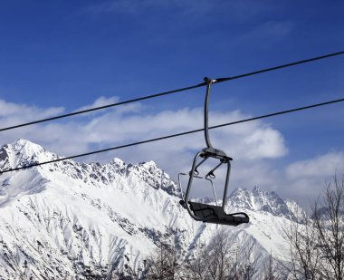 Güneşli bir günde kar dağlarında kayak kaldırma. Kafkas Dağları. Hatsvali, Gürcistan 'ın Svaneti bölgesi.