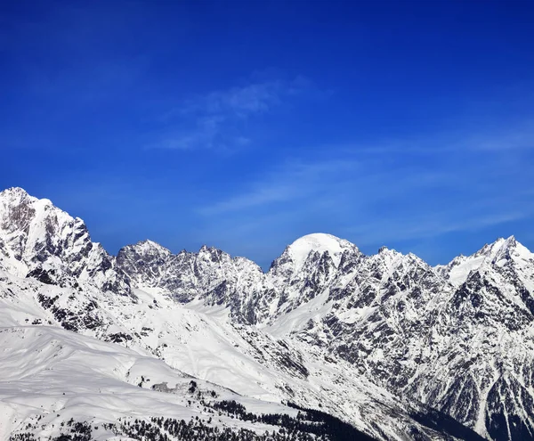 Śnieżne Góry Błękitne Niebo Zimą Dzień Słońca Kaukaz Region Svaneti — Zdjęcie stockowe