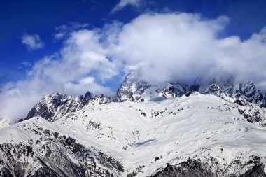 Kış gününde sisli kar dağları. Kafkas Dağları. Gürcistan 'ın Svaneti bölgesi, Ushba Dağı.