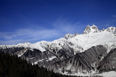 Kışın güneşli bir günde kar dağları. Kafkas Dağları, Ushba Dağı. Gürcistan 'ın Svaneti bölgesi.
