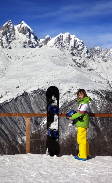 在阳光明媚的冬山 手拿着头盔 站在雪板上的年轻滑雪者 高加索山脉 格鲁吉亚Svaneti地区Hatsvali — 图库照片