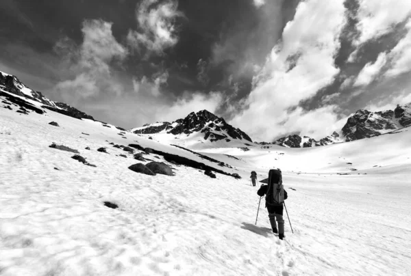 雪の高原の2人のハイカー トルコ カフカル山脈 ポニック山脈の最も高い部分 広角ビュー 黒と白のトーンの風景 — ストック写真