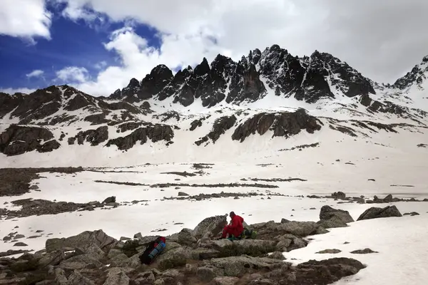 Turista Psem Odpočívajícím Sněhové Hoře Šedý Den Turecko Kachkarské Hory — Stock fotografie