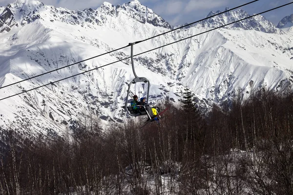 Esquiadores Teleférico Montanhas Neve Dia Sol Inverno Montanhas Cáucaso Hatsvali — Fotografia de Stock