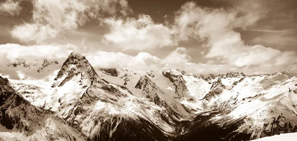 Panoramisch Uitzicht Wintersneeuwberg Wolken Kaukasusgebergte Regio Dombay Sepia Afgezwakt Landschap — Stockfoto