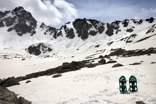 Schneeschuhe Schneebergen Einem Sonnigen Frühlingstag Türkei Kachkar Gebirge Höchster Teil — Stockfoto