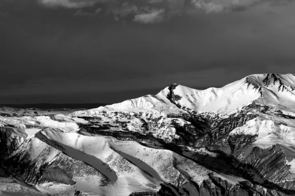 Черно Белые Зимние Горы Солнце Вечером Темные Облака Большой Кавказ — стоковое фото