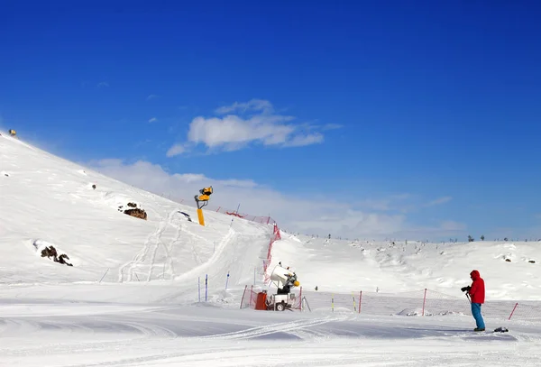 阳光下滑雪者在雪地上滑行 阿塞拜疆Shahdagh大高加索地区 — 图库照片