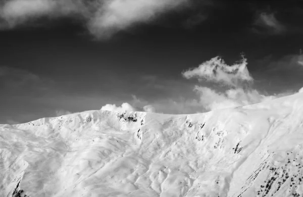 在雪地外的活塞斜坡上观看 格鲁吉亚高加索山脉 古道里地区 黑白色调的风景 — 图库照片