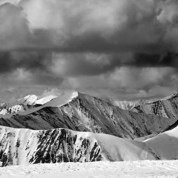 Montañas Nieve Invierno Blanco Negro Nubes Tormenta Oscuras Montañas Del —  Fotos de Stock