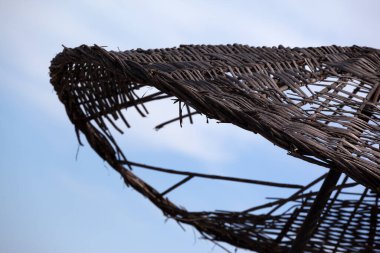 Delikli eski bir güneş kremi. Yakın çekim görünümü