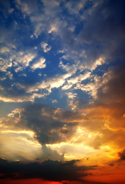 Cielo Multicolore Tramonto Con Nuvole Raggi Sole Sopra Mare — Foto Stock