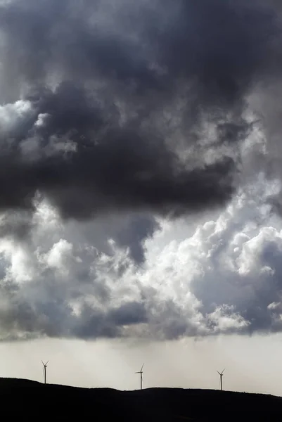 Silhuett Vindkraftpark Och Molnig Himmel Före Storm Turkiet Marmaras Kust — Stockfoto