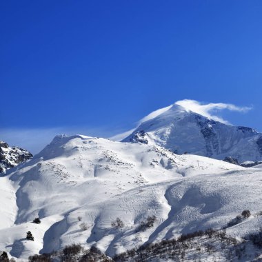 Tetnuldi Dağı ve kışın kayak ve snowboard pisti pisti. Kafkas Dağları, Gürcistan 'ın Svaneti bölgesi. 