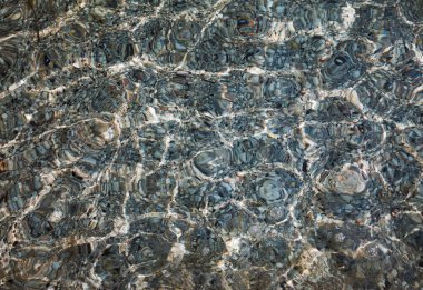 Güneşli bir yaz gününde denizin dibinde. Yukarıdan bak. Doğa su arkaplanı.