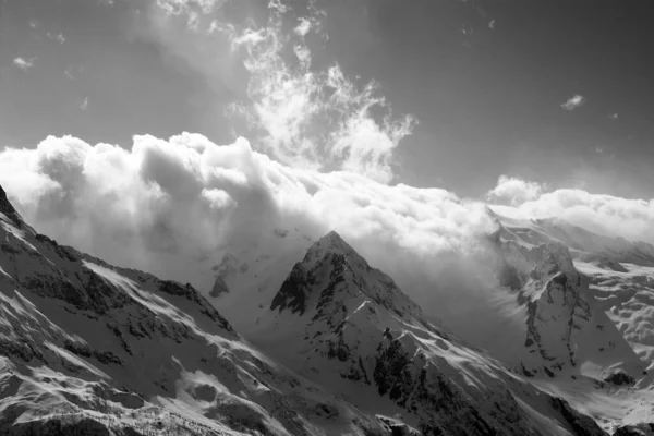 雲の中に雪の日の山の中で黒と白のビュー コーカサス山脈 ドムベイ地方 — ストック写真